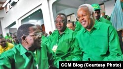 Bernard Memba akizungumza na Lowasa wakati wa mkutano wa chama cha CCM