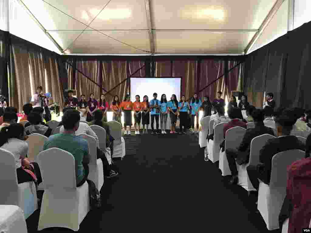 ក្រុមយុវជនចូលរួមប្រកួតប្រជែងពានរង្វាន់ ធ្វើបទបង្ហាញអំពីវីដេអូដែលពួកគេផលិតក្នុងការប្រកួត ក្នុងពិធីប្រាព្ធទិវាសិទ្ធិមនុស្សអន្តរជាតិ ១០ ធ្នូ លើកទី៧១ នៅពហុកីឡាដ្ឋានជាតិអូឡាំពិក នៅថ្ងៃទី០៧ ខែធ្នូ ឆ្នាំ២០១៩។ (កាន់ វិច្ឆិកា/VOA)