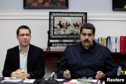 El presidente de Venezuela Nicolás Maduro (d) y el canciller venezolano Jorge Arreaza durante una reunión de gabinete en el Palacio presidencial de Miraflores, en Caracas. Junio 18, 2014.