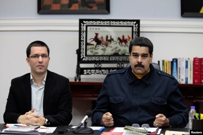 El presidente de Venezuela Nicolás Maduro (d) y el canciller venezolano Jorge Arreaza durante una reunión de gabinete en el Palacio presidencial de Miraflores, en Caracas. Junio 18, 2014.