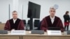 Michael Neuhaus (à gauche) et Joern Hausschild, représentants du procureur fédéral, à l'ouverture du procès à Dresde, en Allemagne, où des membres du «groupe Freital» ont été jugés le 7 mars 2018.