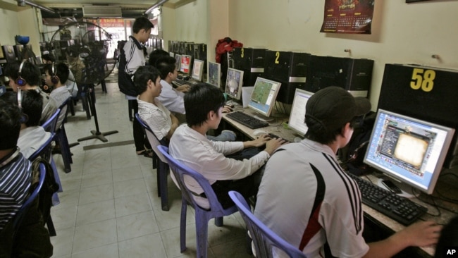 Một tiệm Internet ở Hà Nội.