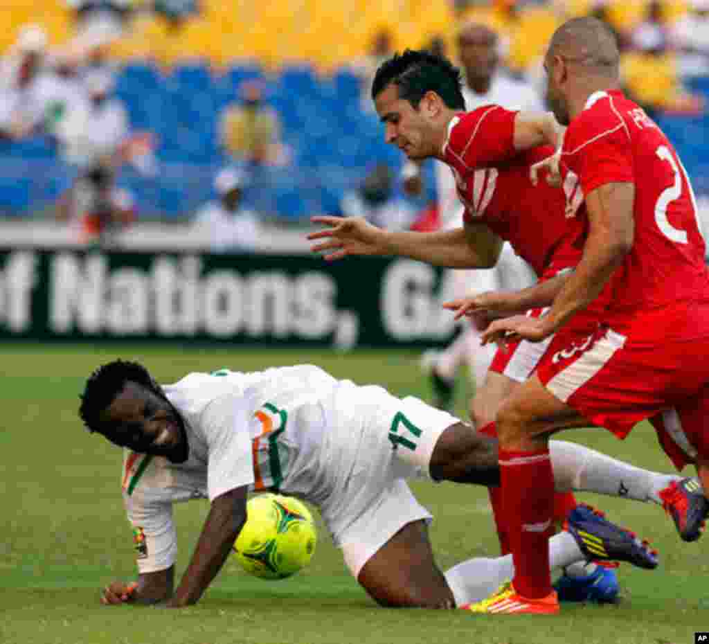 Niger's Tonji is challenged by Tunisia's players during their African Cup of Nations soccer match in Libreville