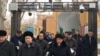 Para Imam dan warga Muslim Uighur melewati kamera keamanan yang dipasang pemerintah China saat keluar dari Masjid Id Kah di kota Kashgar, Xinjiang, China, 4 Januari 2012. (foto: dok).