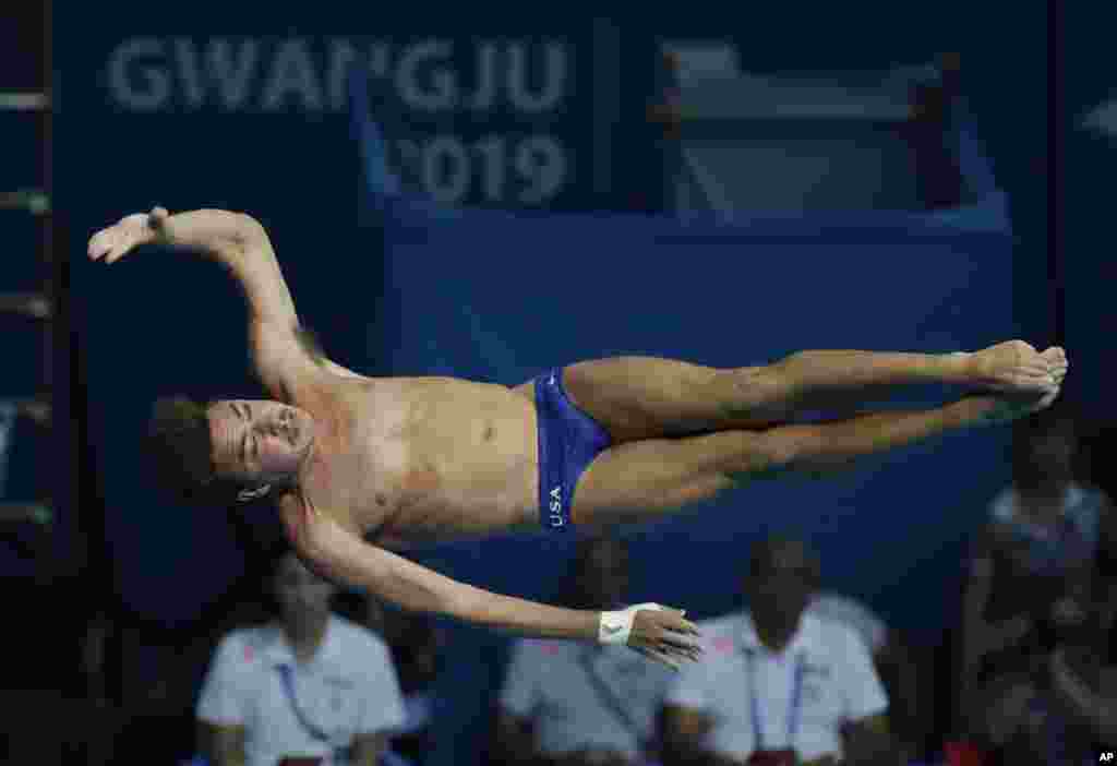 مسابقه نهایی بخش شیرجه ده متر و دیوید دینسمور از تیم آمریکا در&nbsp;مسابقات جهانی شنا و شیرجه در کره جنوبی.&nbsp;