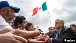 El presidente de México, Andrés Manuel López Obrador, saluda a residentes durante un acto oficial en Piedras Negras, estado de Coahuila, México, el domingo, 5 de mayo de 2019.