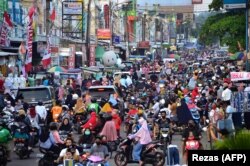 Masyarakat memadati area perbelanjaan untuk membeli baju baru, kebiasaan jelang Idul Fitri yang menandai berakhirnya bulan suci Ramadhan di Bekasi, Jawa Barat, pada 22 Mei 2020, dengan mengabaikan anjuran pemerintah untuk dilakukan. jarak sosial di tengah