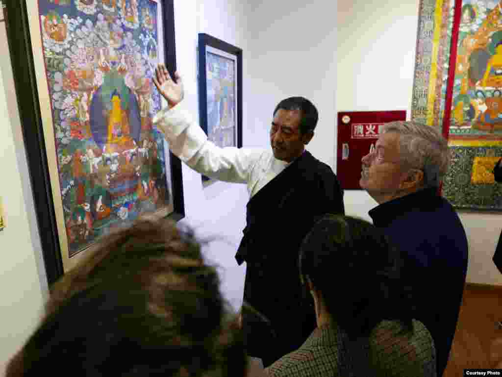 布兰斯塔德大使在拉萨唐卡画院观赏艺术品。