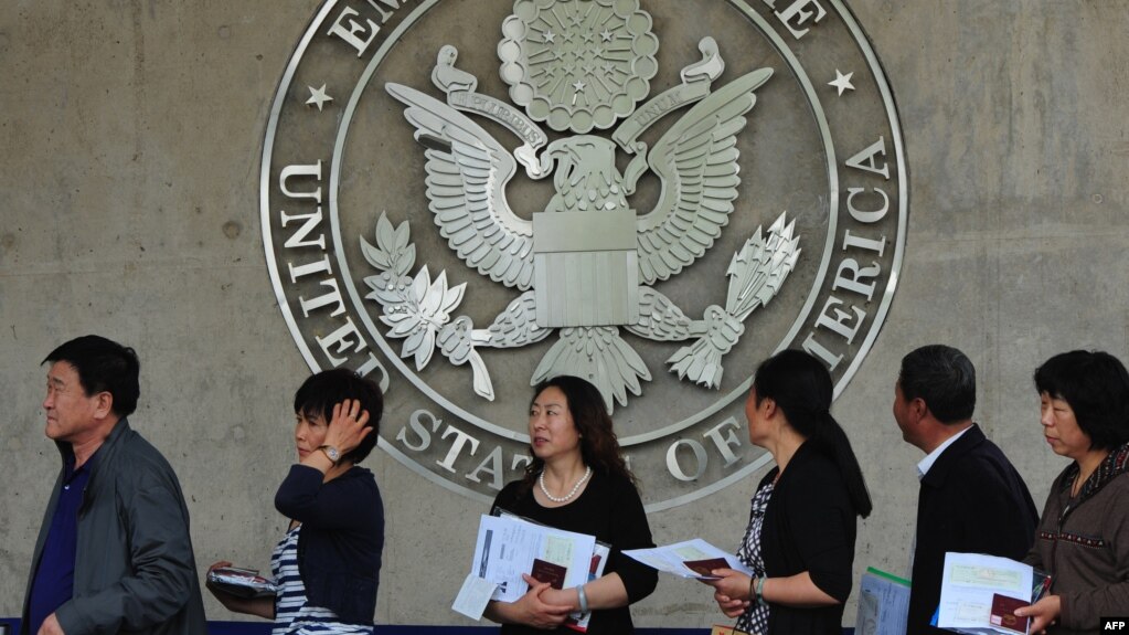 资料照：美国驻北京大使馆前排队申请赴美签证的人。(photo:VOA)