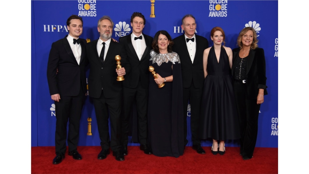 El elenco de "1917," posa en el salón de prensa con los premios Globo de Oro en el Beverly Hilton Hotel el domingo, 5 de 2020, en Beverly Hills, California.