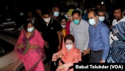 FILE -Former Bangladesh Prime Minister Khaleda Zia on a wheelchair in Dhaka, November 7, 2021, just after it was detected that she had advanced cirrhosis of the liver. (Babul Talukdar/VOA)