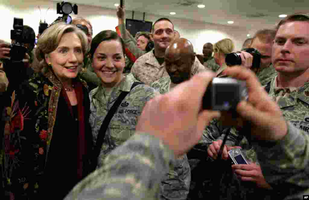 Clinton poses with U.S. Army soldiers during a brief visit to the U.S. camp at the military airport in Kabul, Afghanistan, November 19, 2009. Clinton visited to attend the inauguration of President Hamid Karzai. 