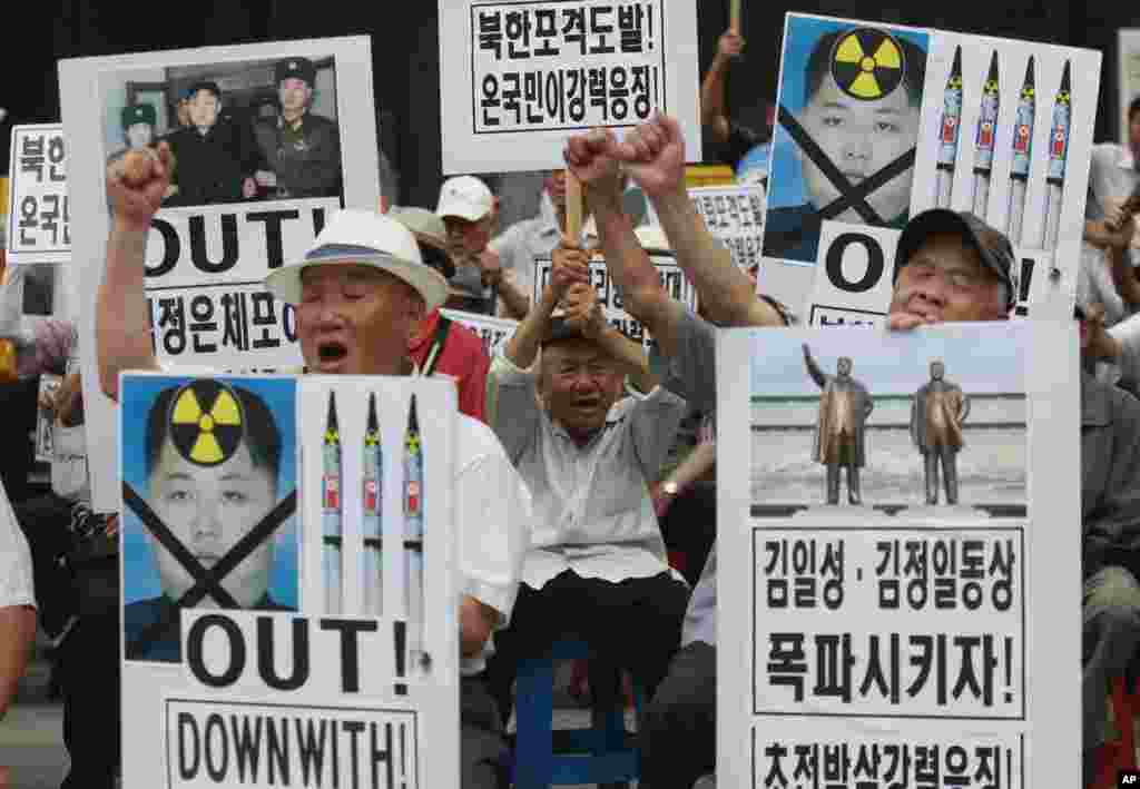 جنوبی کوریا کے لوگ شمالی کوریا کے رہنما کے خلاف احتجاج کر رہے ہیں۔