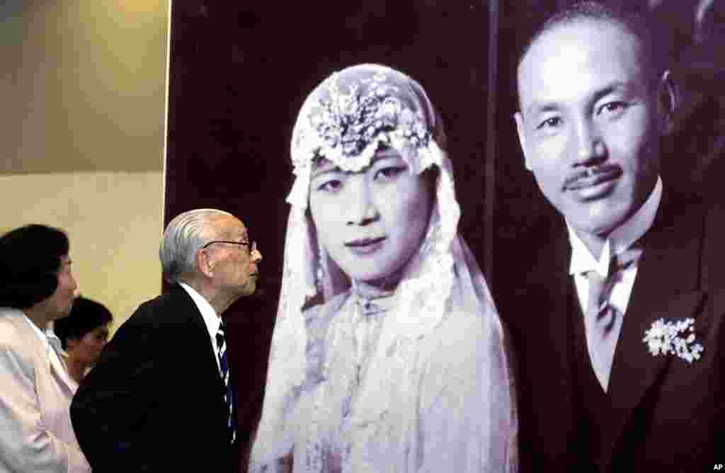 2003年，参观者在香港的图片展观看民国时期领导人蒋介石和宋美龄的结婚照。新娘宋美龄穿的是自己设计的中西合璧的婚纱。
