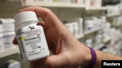ARHIVA - Bočica sa oksikontinom, snažnim lekom protiv bolova za koji stručnjaci kažu da je doprineo nastanku krize zavisnosti od opijata u SAD. 