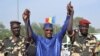 Le président Idriss Deby, au centre, lève les mains des militaires tchadiens revenus du Niger, à N’Djamena, Tchad, 11 décembre 2015.