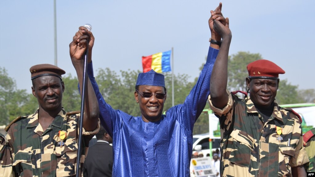 Le président Idriss Deby, au centre, à N’Djamena, Tchad, 11 décembre 2015.