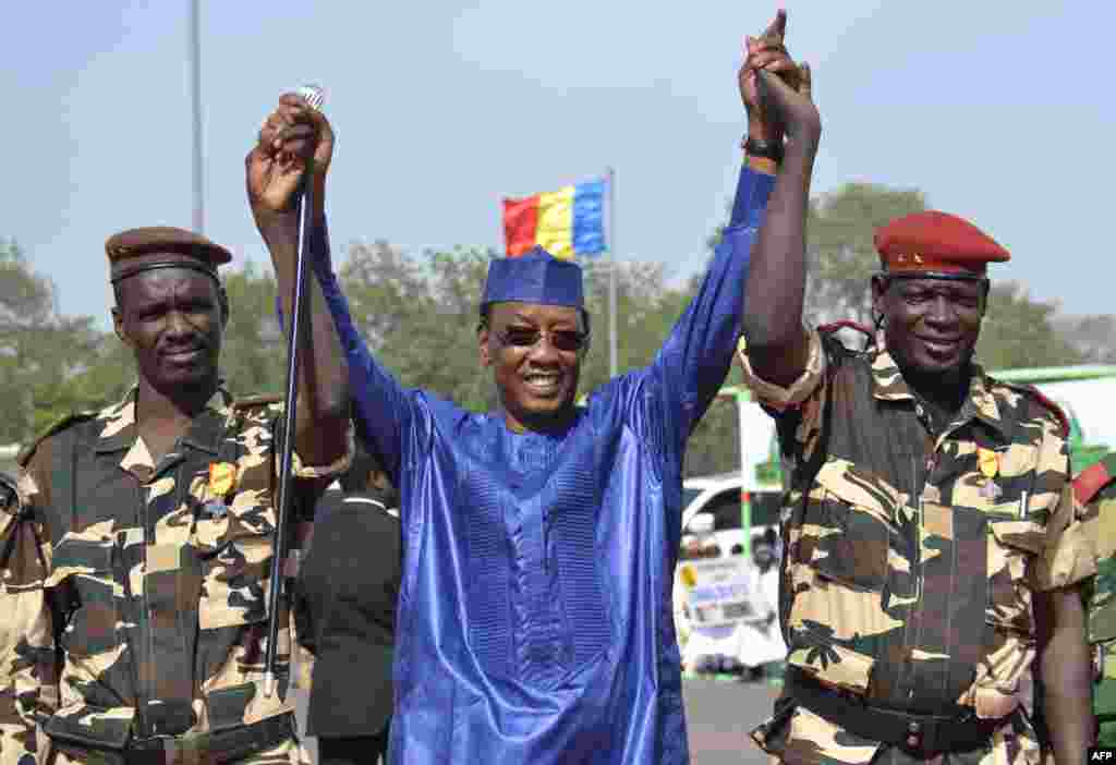 Le président Idriss Deby, au centre, lève les mains des militaires tchadiens revenus du Niger, à N&rsquo;Djamena, Tchad, 11 décembre 2015.