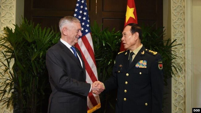 美防长马蒂斯（左）和中国国防部长魏凤和在新加坡举行的东盟国防部长会议期间举行会晤。（2018年10月18日）