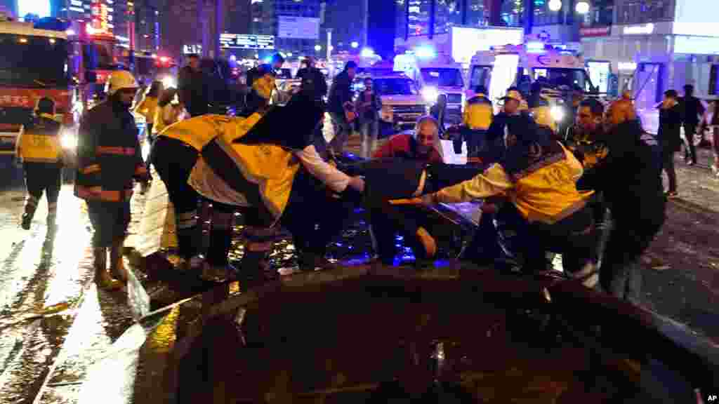 Des secouristes transportent un blessé à Ankara, en Turquie, le 13 mars 2016.
