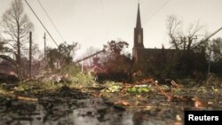 聖誕節當天龍卷風侵襲阿拉巴馬州﹐翻到一座教堂旁邊的大樹