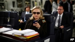 ຕອນທີ່ດຳລົງຕຳແໜ່ງເປັນລັດຖະມົນຕີການຕ່າງປະເທດຢູ່ນັ້ນ ທ່ານນາງ Hillary Clinton ກວດເບິ່ງ BlackBerry ເທິງມະ
ຫາສະມຸດ Mediterranean ຕອນກຳລັງບິນສູ່ Tripoli, Libya,18 ຕຸລາ, 2011.