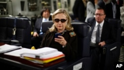 នៅ​ក្នុង​រូបថត​ឯកសារ​ថត​ថ្ងៃ​​ទី​១៨ ខែ​តុលា ឆ្នាំ​២០១១​នេះ លោកស្រី Hillary Rodham Clinton ឆែក​មើល​ទូរស័ព្ទ Blackberry នៅ​ខាង​ក្នុង​យន្តហោះ​​យោធា C-17 ក្នុង​អំឡុង​ពេល​ធ្វើ​ដំណើរ​ទៅ​កាន់​ប្រទេ​ស​លីប៊ី។