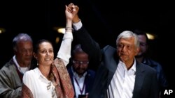El presidente electo Andrés Manuel López Obrador, derecha, y la Jefa de Gobierno electa de la Ciudad de México Claudia Sheinbaum, izquierda, en un rally en Ciudad de México. Enero 27, 2018.