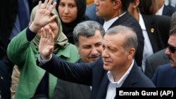 El presidente de Turquía Recep Tayyip Erdogan emitió su voto el domingo en Estambul.