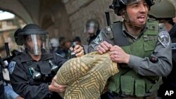 Kudüs'ün tarihi mahallesindeki çatışmalarda İsrail askerleri tarafından gözaltına alınan bir Filistinli