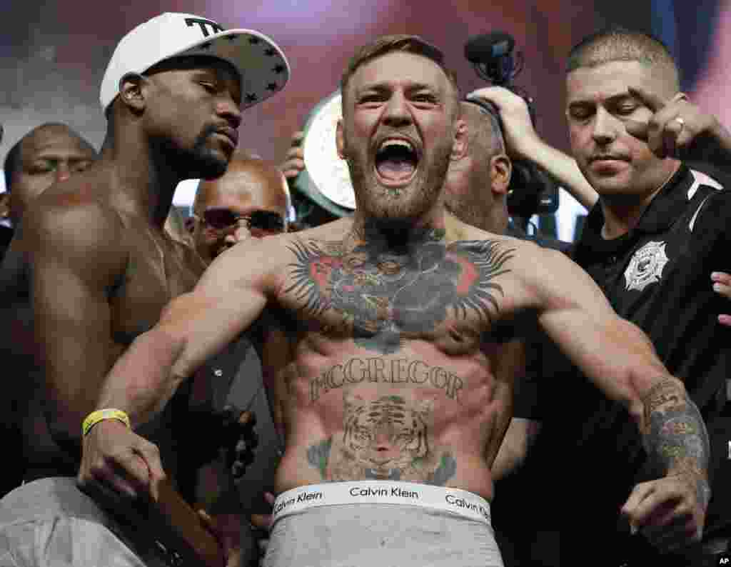 Floyd Mayweather et Conor McGregor, un jour avant leur combat, à Las Vegas, le 25 août 2017.