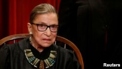 រូបឯកសារ៖ អ្នកស្រី Ruth Bader Ginsburg ចៅក្រម​តុលាការ​កំពូល ថតរូប​ថ្មី​សម្រាប់​តុលាការ​កំពូល​ជាមួយនឹង​ចៅក្រម​ដទៃទៀត ក្នុង​រដ្ឋធានី​វ៉ាស៊ីនតោន ថ្ងៃទី ១ ខែមិថុនា ឆ្នាំ២០១៧។ 