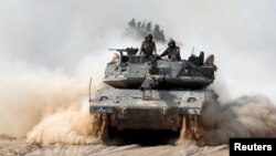 Soldados israelíes a bordo de un tanque en las afueras del sur de Gaza.