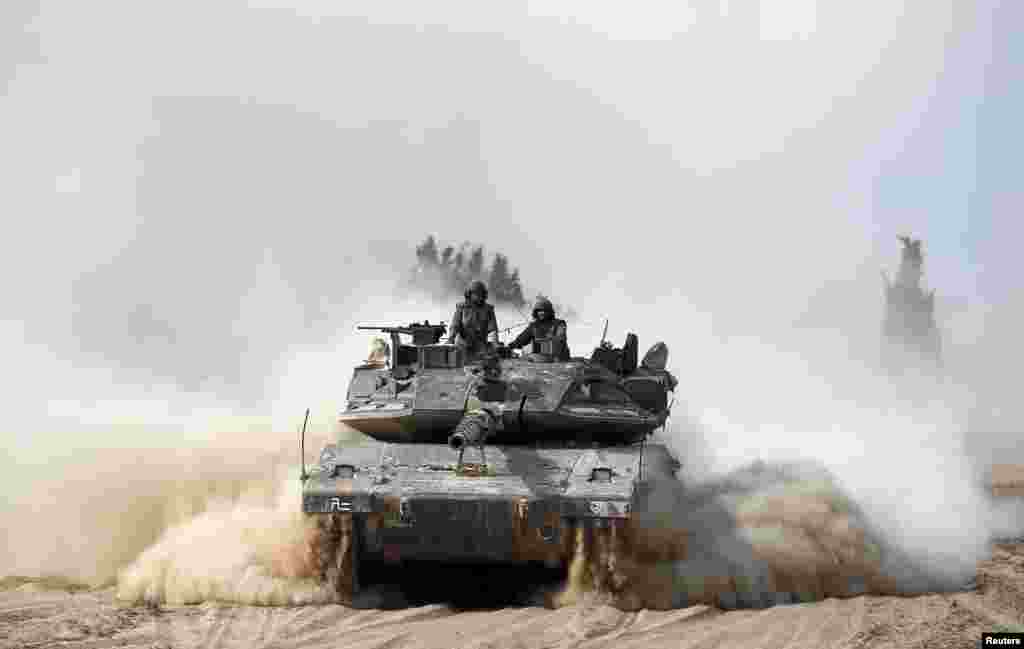 Binh sĩ Israel lái xe tăng trong vùng ngoại ô mạn nam Dải Gaza. Israel phát động một loạt những vụ không kích vào dải Gaza để dập tắt hỏa lực rốc-ket của Hamas. Cánh vũ trang của nhóm Hồi giáo cho biết 7 tay ​​súng của họ đã bị giết.