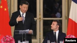 시진핑 중국 국가주석이 25일 프랑스 파리 엘리제궁에서 열린 저녁 만찬에서 에마뉘엘 마크롱 프랑스 대통령이 지켜보는 가운데 연설하고 있다. 