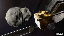 De illustratie van deze kunstenaar toont het DART-ruimtevaartuig van NASA, dat zal worden gelanceerd om tegen een asteroïde te botsen om te zien hoe de botsing het traject van een ruimtevoorwerp beïnvloedt.  Krediet: NASA / Johns Hopkins APL