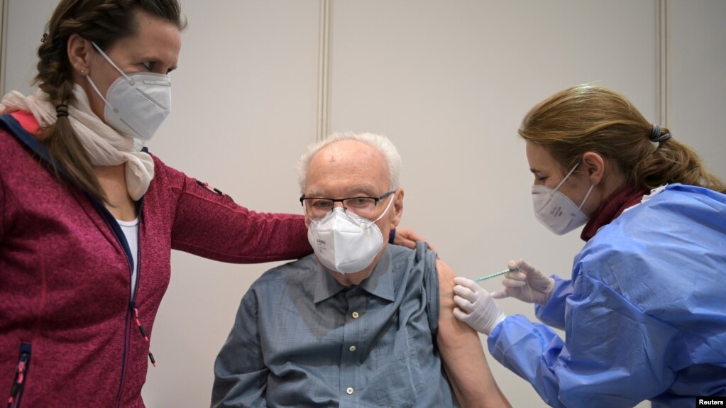 Cụ Werner Boestfleisch, 86 tuổi, nhận liều vaccine COVID-19 đầu tiên trong hai liều của Pfizer-BioNTech
tại Potsdam, Đức ngày 5/1/2021.