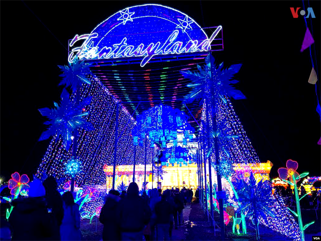 Otra de las áreas temáticas en el festival es el &quot;Tour de Fantasía&quot;, que reúne castillos, bosques y estrellas para un recorrido inspirado en los cuentos de hadas. Fotografía: Iacopo Luzi-VOA