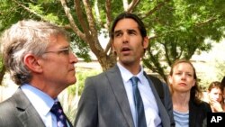 En esta imagen del 11 de junio de 2019 se ve a Scott Warren, al centro, fuera de una corte federal en Tucson, Arizona, después de que se declarara un juicio nulo en el caso en su contra. 