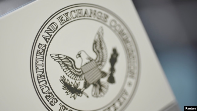 华盛顿证券交易委员会总部的办公室门上的委员会标志。