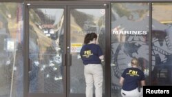 Đặc vụ FBI làm việc tại hiện trường tại trung tâm tuyển binh ở thành phố Chattanooga, bang Tennessee, ngày 16 tháng 7, 2015. 