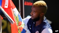Foto Achiv: Futbole Ayisyen Duckens Nazon ak drapo peyi d'Ayiti anvan komansman yon match Copa America Centenario nan Pewou, 4 Jyen 2016.