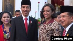 Anggota Paskibraka Gloria Natapradja Hamel berfoto bersama Presiden Joko Widodo dan Wapres Jusuf Kalla di Istana Merdeka Jakarta, Rabu 17 Agustus 2016. (Foto Biro Pers Kepresidenan).