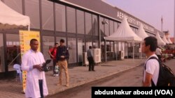 Des médecins testent la température des passagers à leur arrivée à Bata, en Guinée équatoriale.