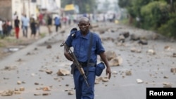 A policeman holds his rifle during a protest against Burundi President Pierre Nkurunziza and his bid for a third term in Bujumbura, Burundi, May 20, 2015. 
