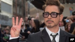 Aktor Robert Downey Jr tiba di pemutaran perdana "Iron Man 3" di Inggris (18/4). (AP/Joel Ryan/AP)