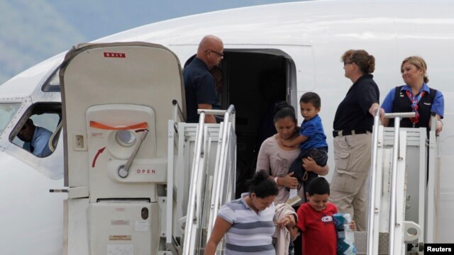 Se espera que el primer grupo, de mujeres y niños deportados, arribe el miércoles a la base aérea José Enrique Soto, donde serán recibidos por miembros de la Fuerza de Tarea para la Niñez, quienes les brindarán albergue y asesoría. 