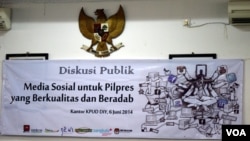 Spanduk diskusi publik mengenai kampanye pemilu di media sosial di Yogyakarta. (VOA/Munarsih Sahana)
