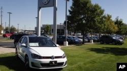 Mobil-mobil produksi Volkswagen dipamerkan di sebuah dealer VW di kota Boulder, Colorado (foto: dok). 