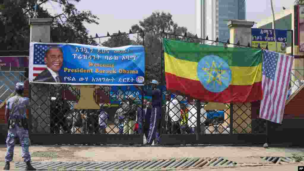 Des agents de sécurité sur la route ou le cortège du président va prendre pour aller au Palais National pour rencontrer le Premier ministre éthiopien Hailemariam Desalegn, le lundi 27 juillet, 2015